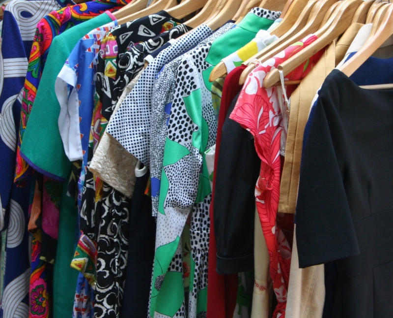 boutique-ST ETIENNE DE TINEE-min_dresses_apparel_clothing_clothes_clothes_hangers_wooden_hangers_retail_shop_closet-1149845